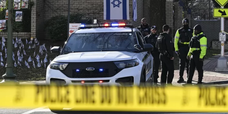 Un hombre se prendió fuego cerca de la embajada de Israel en Washington