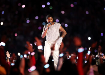 Usher, con una explosiva actuación, animó el show de medio tiempo en el Super Bowl NFL 2024