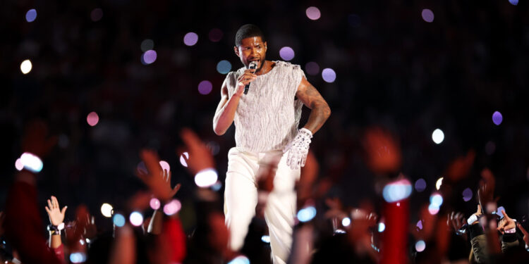 Usher, con una explosiva actuación, animó el show de medio tiempo en el Super Bowl NFL 2024