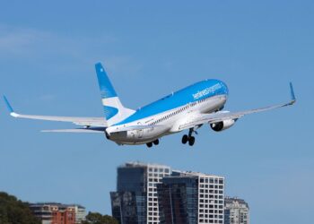 Aerolíneas Argentinas elimina la acumulación de millas para funcionarios públicos en viajes pagados por el Estado