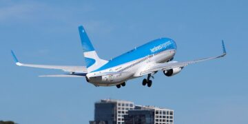 Aerolíneas Argentinas elimina la acumulación de millas para funcionarios públicos en viajes pagados por el Estado