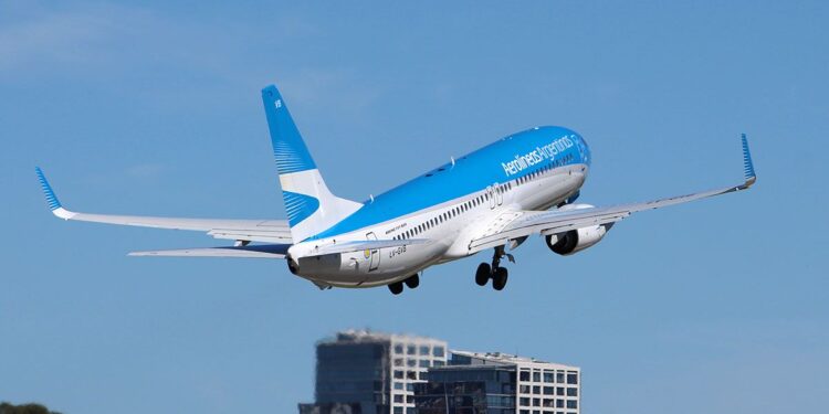 Aerolíneas Argentinas elimina la acumulación de millas para funcionarios públicos en viajes pagados por el Estado