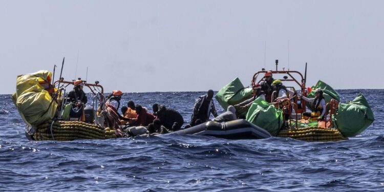 Temen la muerte de 60 migrantes durante un naufragio en el Mediterráneo