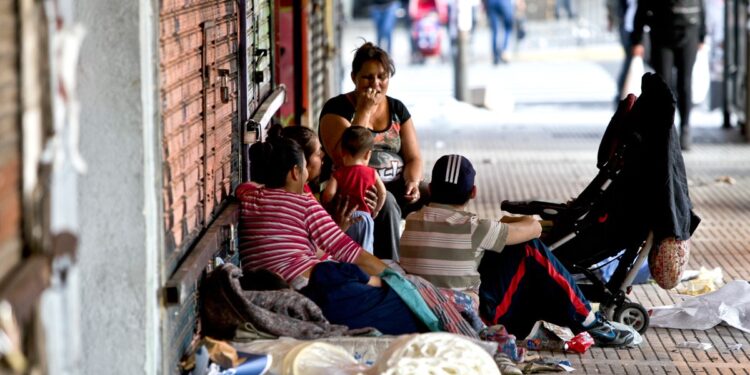 Una familia debe ganar $690.000 para no ser pobre